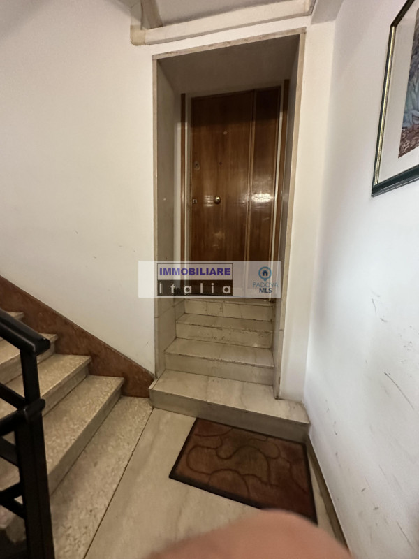 CENTRO STORICO: (piazza delle Erbe): in posizione unica proponiamo particolare midi appartamento ...