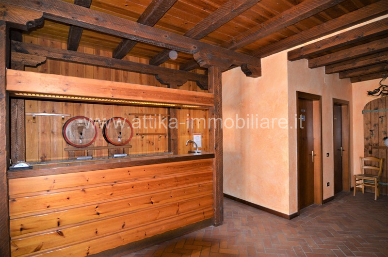 Vendesi a Montegrotto Terme in zona collinare, un interessante complesso abitativo e agricolo com...