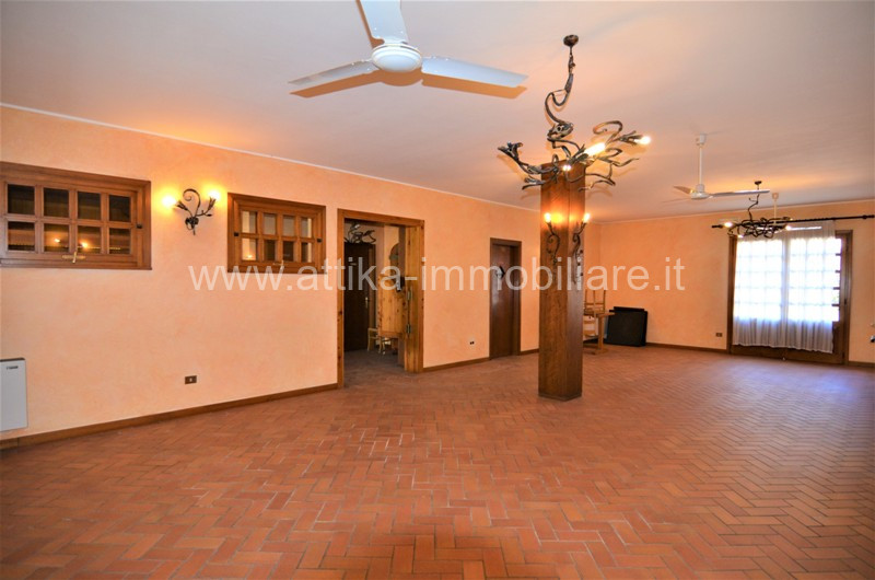 Vendesi a Montegrotto Terme in zona collinare, un interessante complesso abitativo e agricolo com...