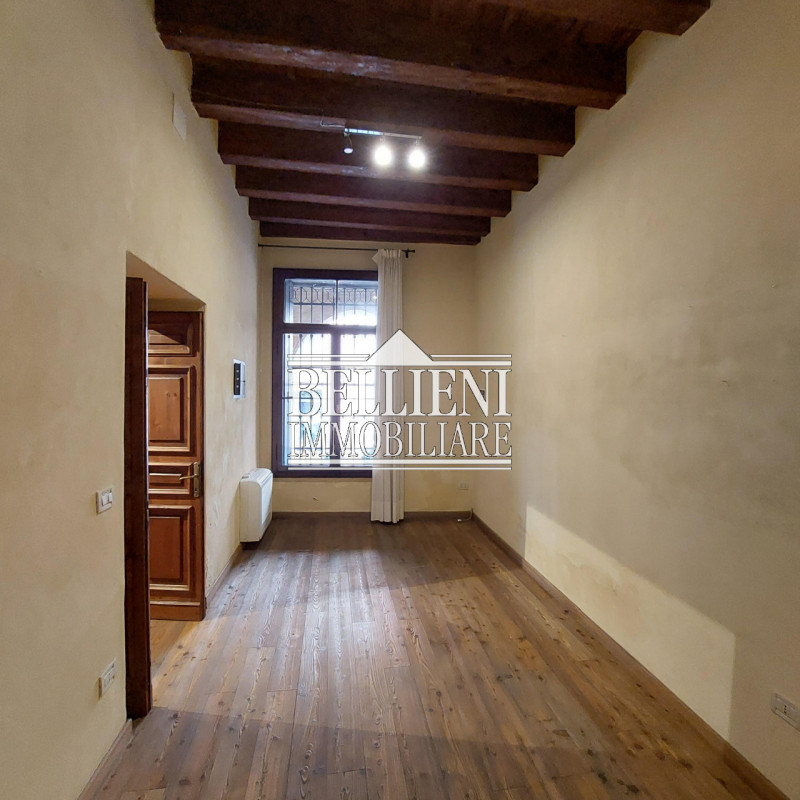 PONTE DEGLI ANGELI - all'interno di un meraviglioso palazzo storico, proponiamo splendido ufficio...