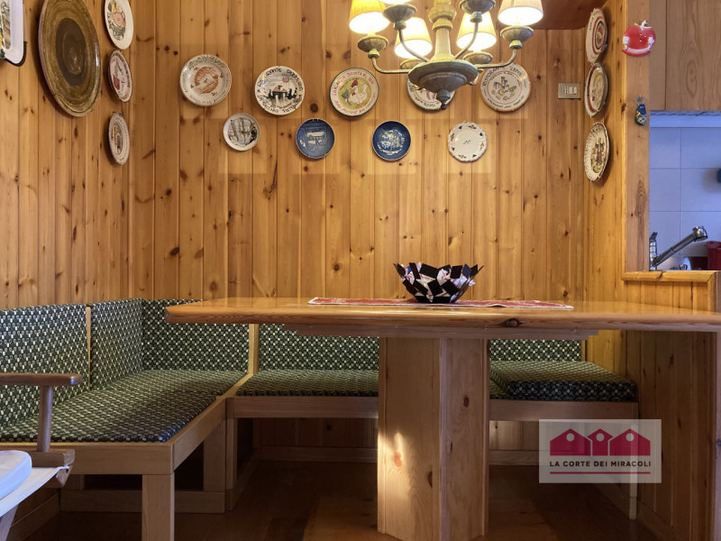 CANOVE/ASIAGO: VILLA DI 300 MQ, DOPPIO INGRESSO, PT APPARTAMENTO CON SOGGIORNO, STUFA A LEGNA, AN...