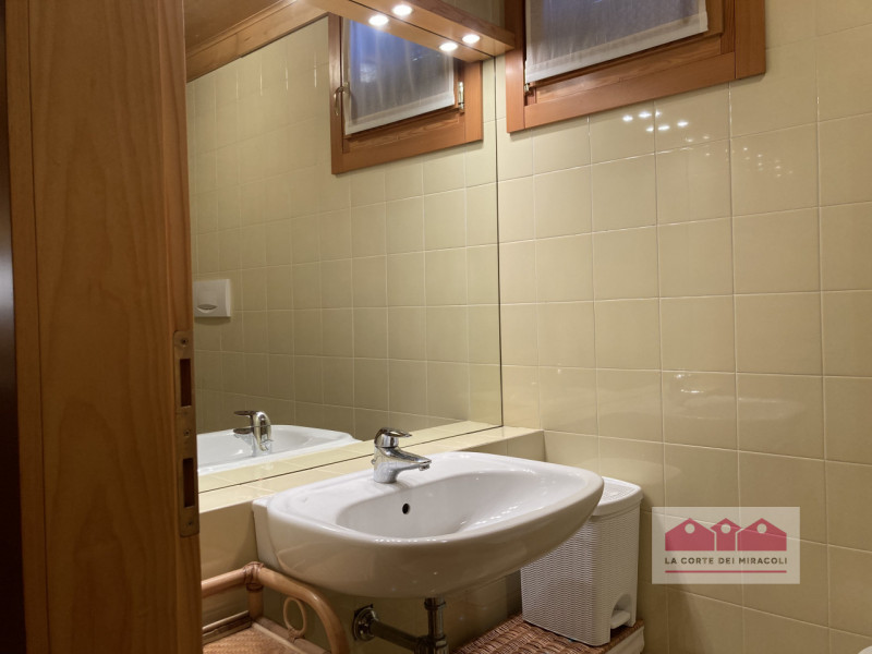 CANOVE/ASIAGO: VILLA DI 300 MQ, DOPPIO INGRESSO, PT APPARTAMENTO CON SOGGIORNO, STUFA A LEGNA, AN...