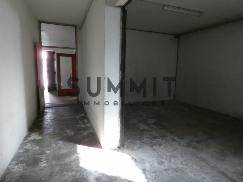 SCHIO: Ampio locale adibito a DEPOSITO. Cl. En. G IPE 65,00 EURO 550. Per Info 0445.531222

NOTE ...