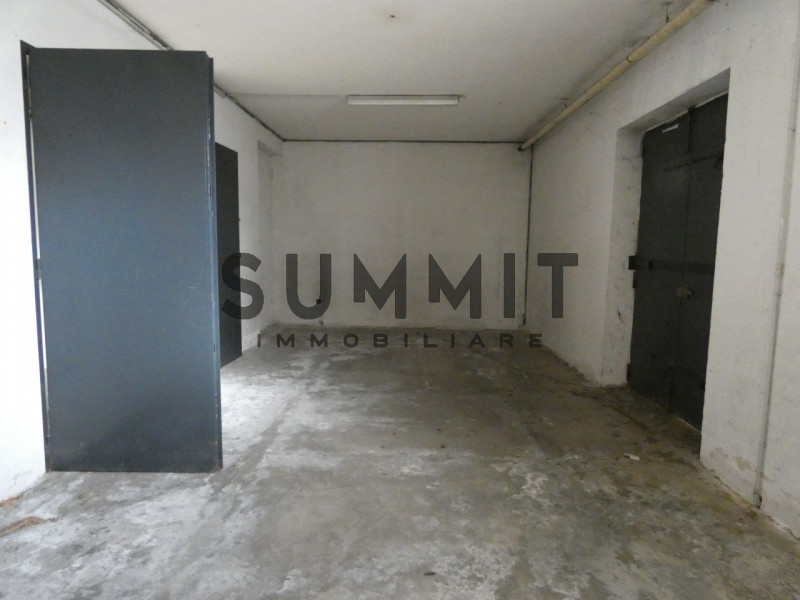 SCHIO: Ampio locale adibito a DEPOSITO. Cl. En. G IPE 65,00 EURO 550. Per Info 0445.531222

NOTE ...