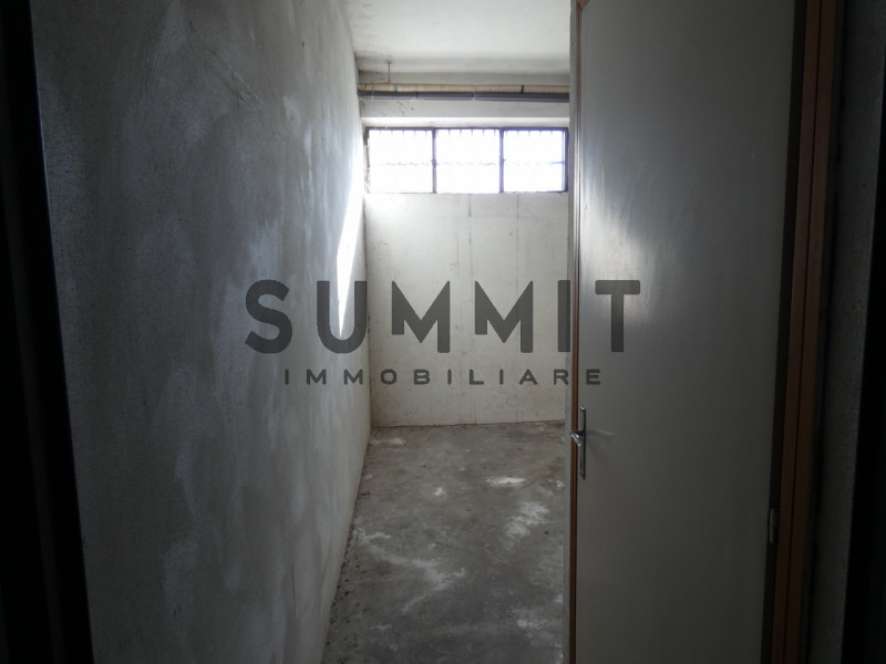 SCHIO: Ampio locale adibito a DEPOSITO. Cl. En. G IPE 65,00 EURO 550. Per Info 0445.531222

NOTE ...