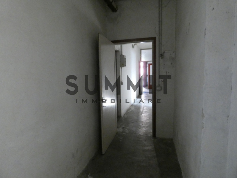 SCHIO: Ampio locale adibito a DEPOSITO. Cl. En. G IPE 65,00 EURO 550. Per Info 0445.531222

NOTE ...