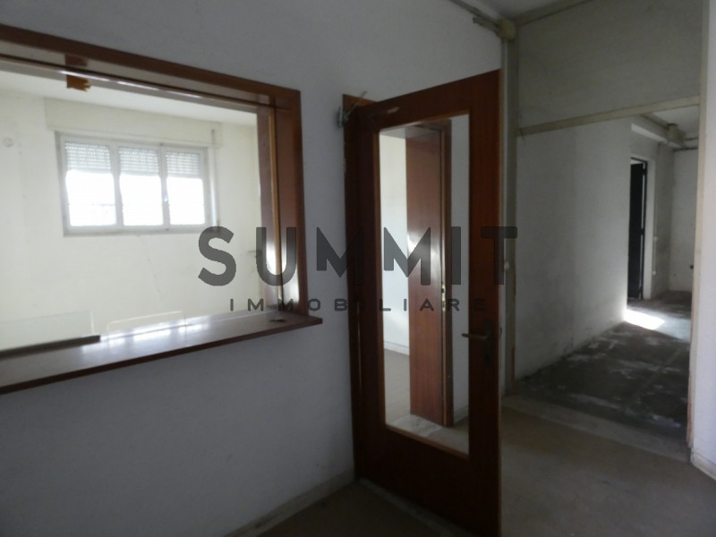 SCHIO: Ampio locale adibito a DEPOSITO. Cl. En. G IPE 65,00 EURO 550. Per Info 0445.531222

NOTE ...