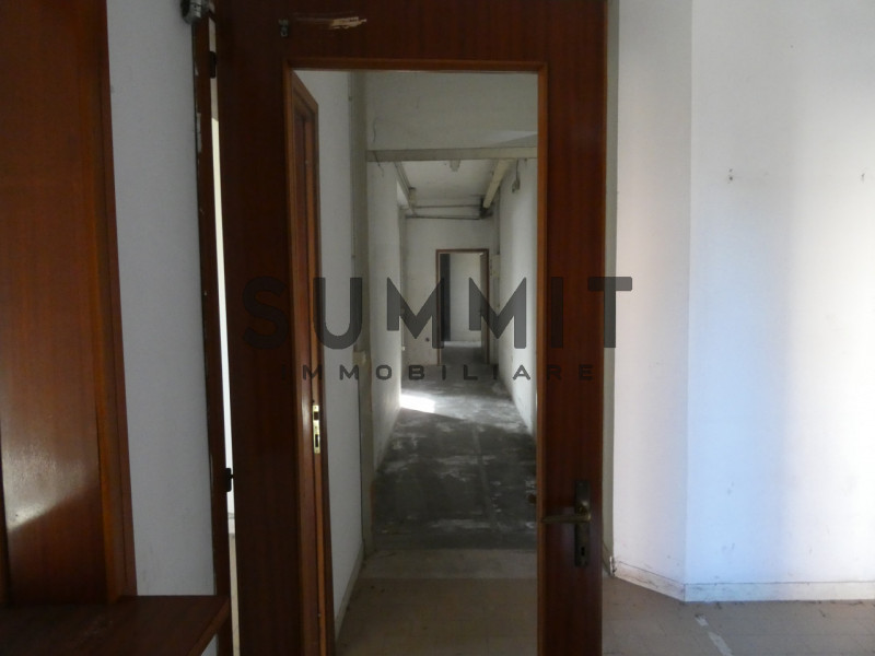 SCHIO: Ampio locale adibito a DEPOSITO. Cl. En. G IPE 65,00 EURO 550. Per Info 0445.531222

NOTE ...