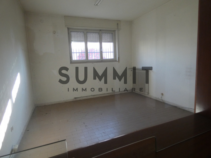 SCHIO: Ampio locale adibito a DEPOSITO. Cl. En. G IPE 65,00 EURO 550. Per Info 0445.531222

NOTE ...