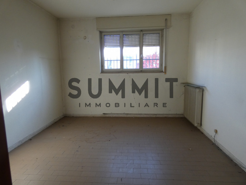 SCHIO: Ampio locale adibito a DEPOSITO. Cl. En. G IPE 65,00 EURO 550. Per Info 0445.531222

NOTE ...