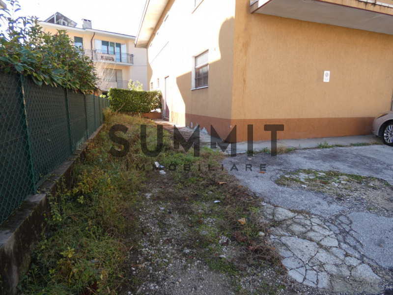 SCHIO: Ampio locale adibito a DEPOSITO. Cl. En. G IPE 65,00 EURO 550. Per Info 0445.531222

NOTE ...