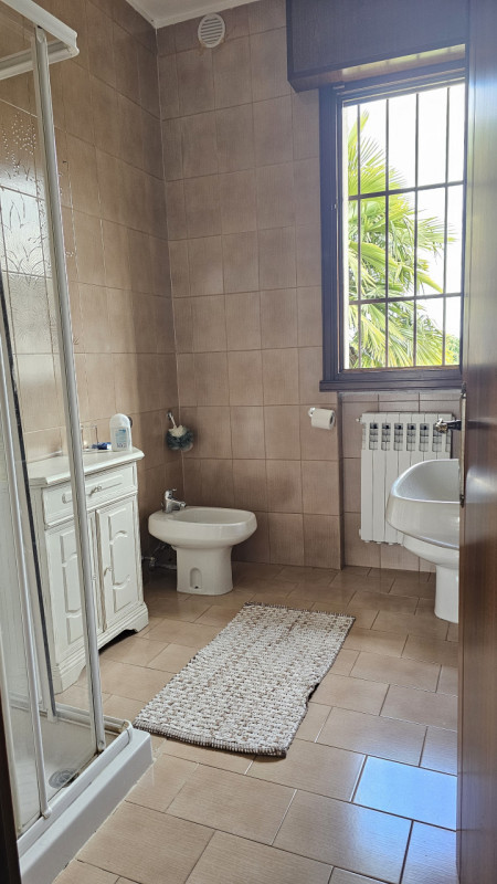 Proponiamo in locazione una spaziosa stanza uso singola all'interno di un'unità bifamiliare situa...