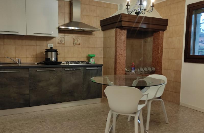Proponiamo in locazione una  stanza uso singola all'interno di un'unità bifamiliare situata nella...