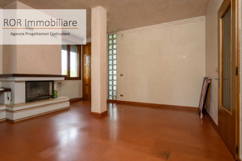 Proponiamo in vendita casa singola divisa in due appartamenti disposti in orizzontale, indipenden...