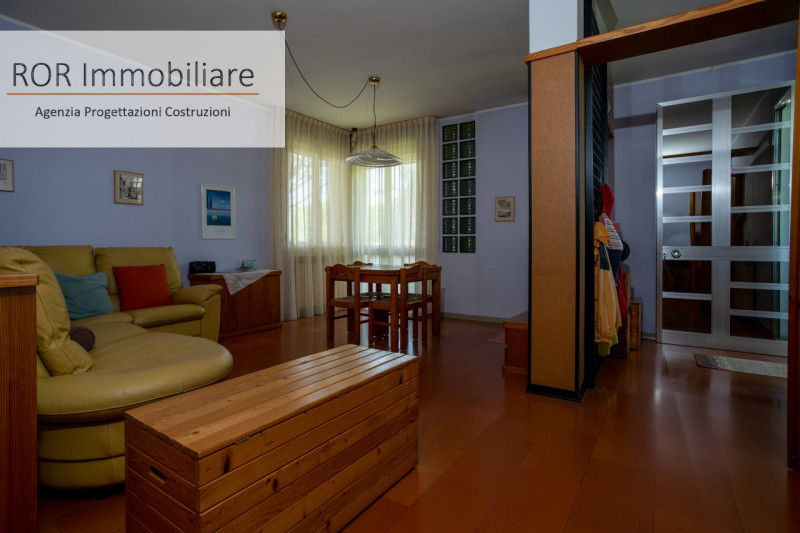 Proponiamo in vendita casa singola divisa in due appartamenti disposti in orizzontale, indipenden...