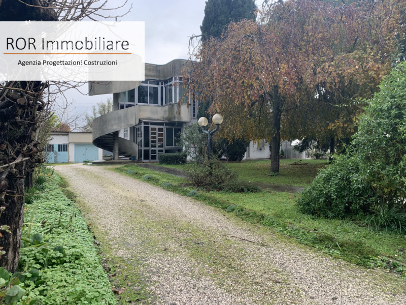 Proponiamo in vendita casa singola divisa in due appartamenti disposti in orizzontale, indipenden...