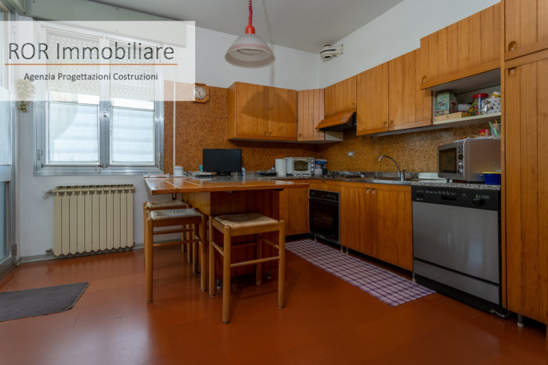 Proponiamo in vendita casa singola divisa in due appartamenti disposti in orizzontale, indipenden...