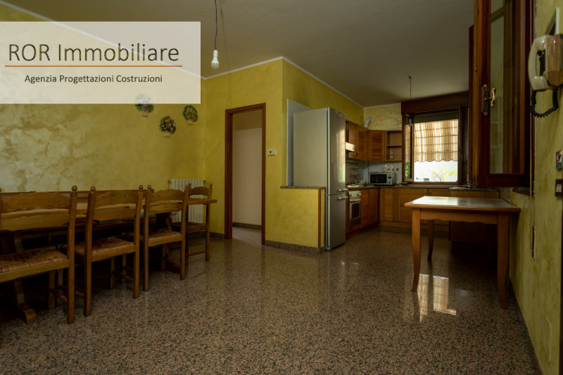 Proponiamo in vendita casa singola divisa in due appartamenti disposti in orizzontale, indipenden...