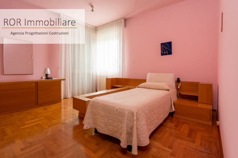 Proponiamo in vendita casa singola divisa in due appartamenti disposti in orizzontale, indipenden...