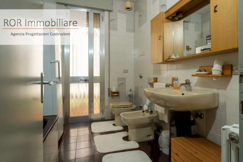 Proponiamo in vendita casa singola divisa in due appartamenti disposti in orizzontale, indipenden...