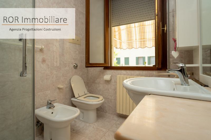 Proponiamo in vendita casa singola divisa in due appartamenti disposti in orizzontale, indipenden...