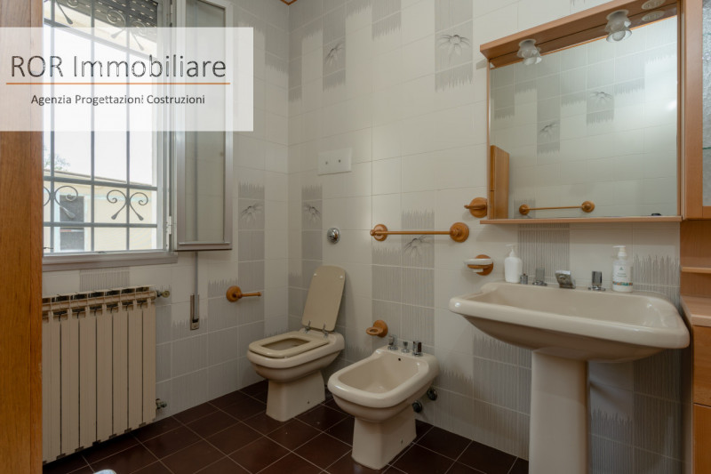 Proponiamo in vendita casa singola divisa in due appartamenti disposti in orizzontale, indipenden...