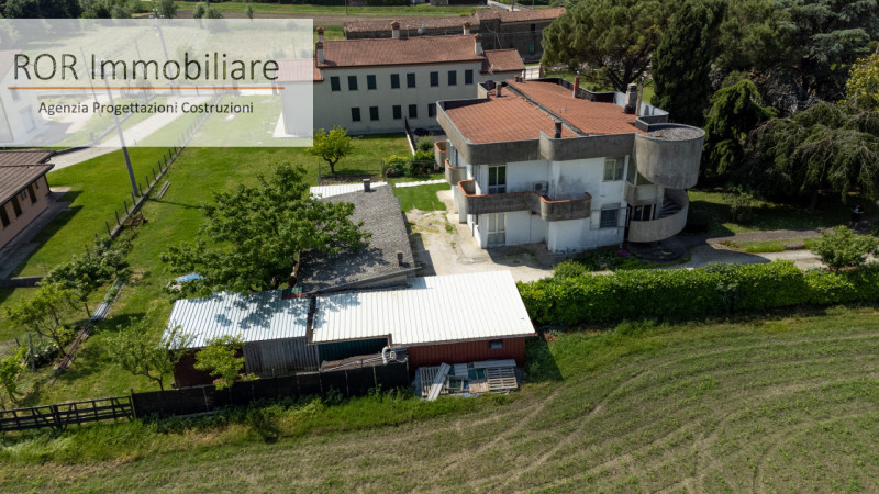 Proponiamo in vendita casa singola divisa in due appartamenti disposti in orizzontale, indipenden...