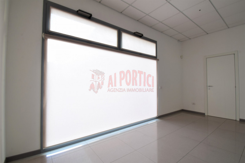 PIOVE DI SACCO - Proponiamo in affitto negozio di circa 50 mq ideale per chi desidera avviare o e...