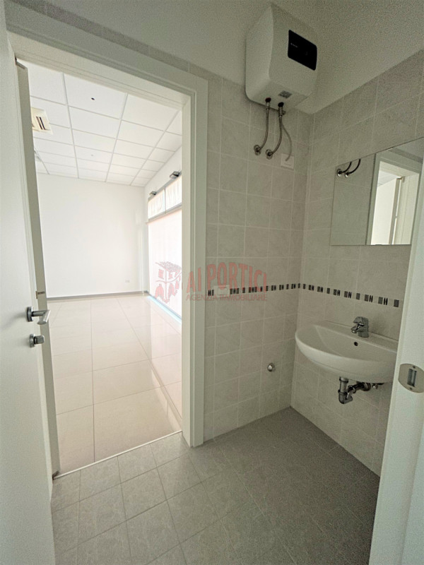 PIOVE DI SACCO - Proponiamo in affitto negozio di circa 50 mq ideale per chi desidera avviare o e...