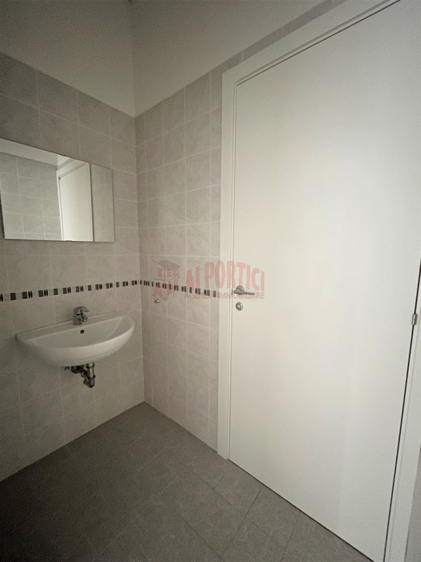 PIOVE DI SACCO - Proponiamo in affitto negozio di circa 50 mq ideale per chi desidera avviare o e...