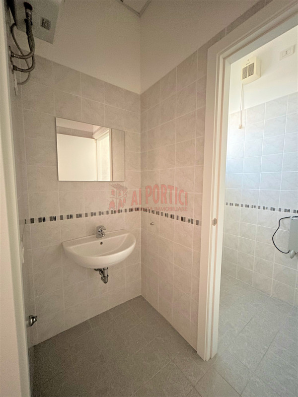 PIOVE DI SACCO - Proponiamo in affitto negozio di circa 50 mq ideale per chi desidera avviare o e...