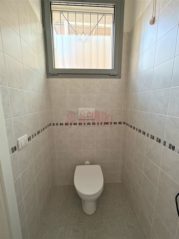 PIOVE DI SACCO - Proponiamo in affitto negozio di circa 50 mq ideale per chi desidera avviare o e...