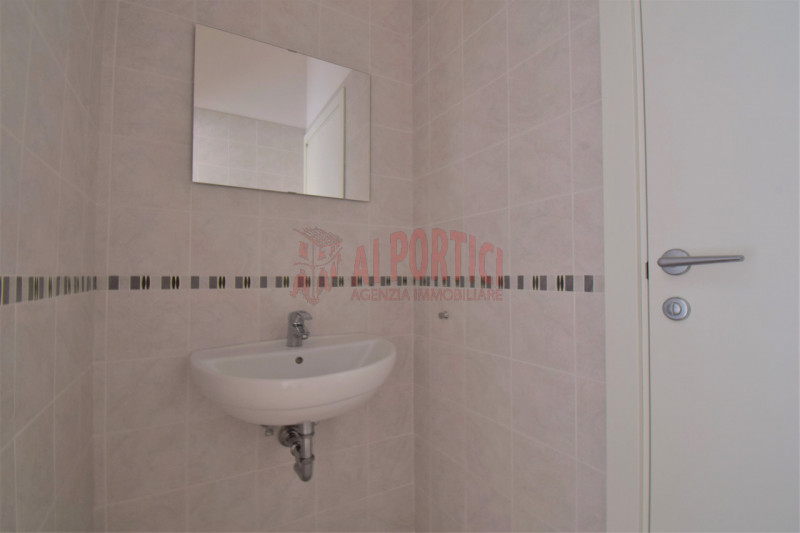 PIOVE DI SACCO - Proponiamo in affitto negozio di circa 50 mq ideale per chi desidera avviare o e...