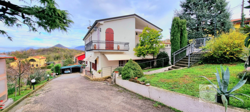 Rif. CS231 - Proponiamo Villa indipendente in posizione panoramica suddivisa in tre unità distint...