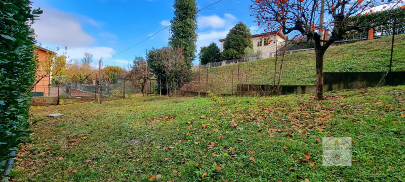 Rif. CS231 - Proponiamo Villa indipendente in posizione panoramica suddivisa in tre unità distint...