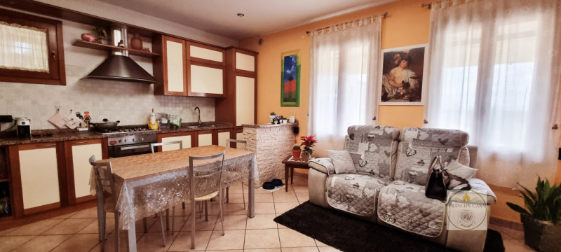 Rif. CS231 - Proponiamo Villa indipendente in posizione panoramica suddivisa in tre unità distint...