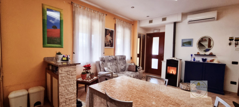 Rif. CS231 - Proponiamo Villa indipendente in posizione panoramica suddivisa in tre unità distint...