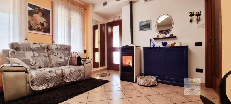 Rif. CS231 - Proponiamo Villa indipendente in posizione panoramica suddivisa in tre unità distint...