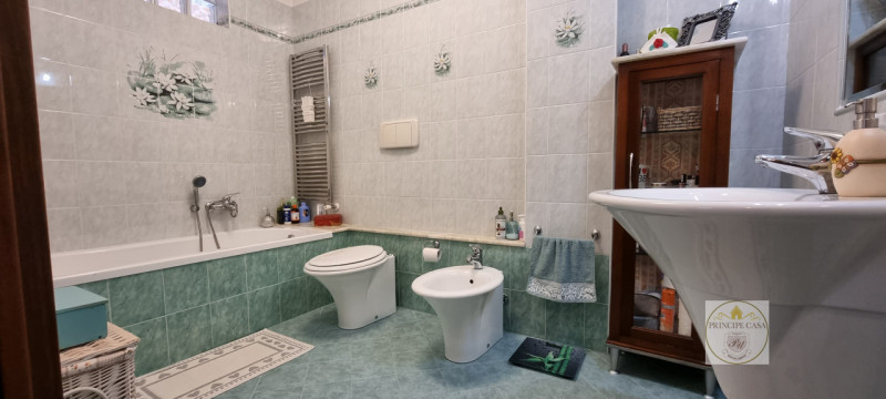 Rif. CS231 - Proponiamo Villa indipendente in posizione panoramica suddivisa in tre unità distint...