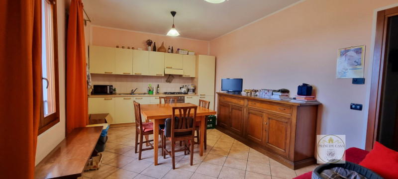 Rif. CS231 - Proponiamo Villa indipendente in posizione panoramica suddivisa in tre unità distint...