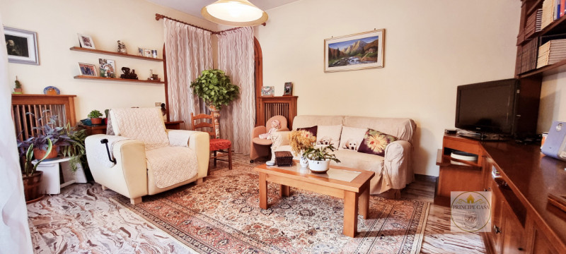 Rif. CS231 - Proponiamo Villa indipendente in posizione panoramica suddivisa in tre unità distint...