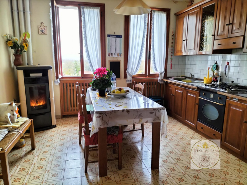 Rif. CS231 - Proponiamo Villa indipendente in posizione panoramica suddivisa in tre unità distint...