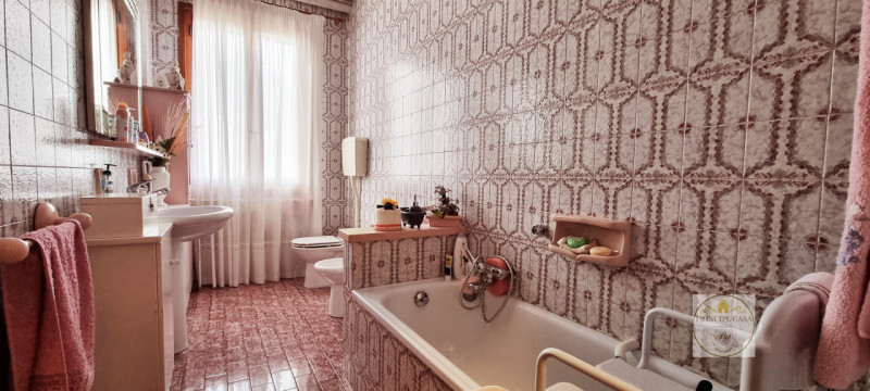 Rif. CS231 - Proponiamo Villa indipendente in posizione panoramica suddivisa in tre unità distint...