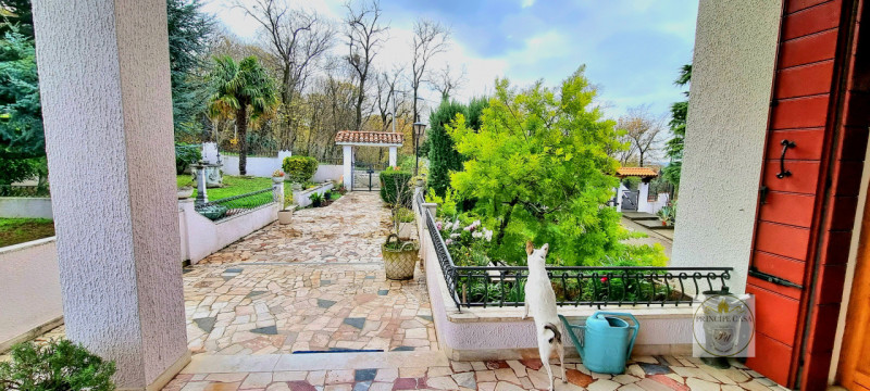 Rif. CS231 - Proponiamo Villa indipendente in posizione panoramica suddivisa in tre unità distint...