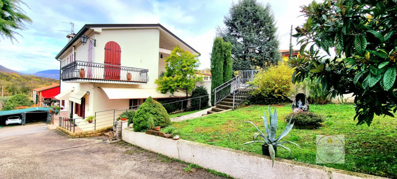 Rif. CS231 - Proponiamo Villa indipendente in posizione panoramica suddivisa in tre unità distint...