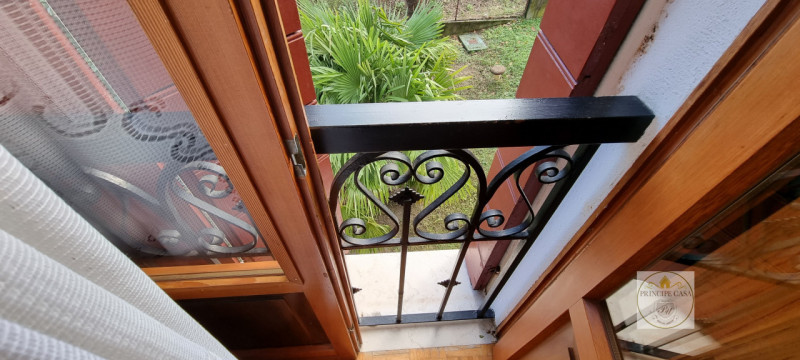 Rif. CS231 - Proponiamo Villa indipendente in posizione panoramica suddivisa in tre unità distint...