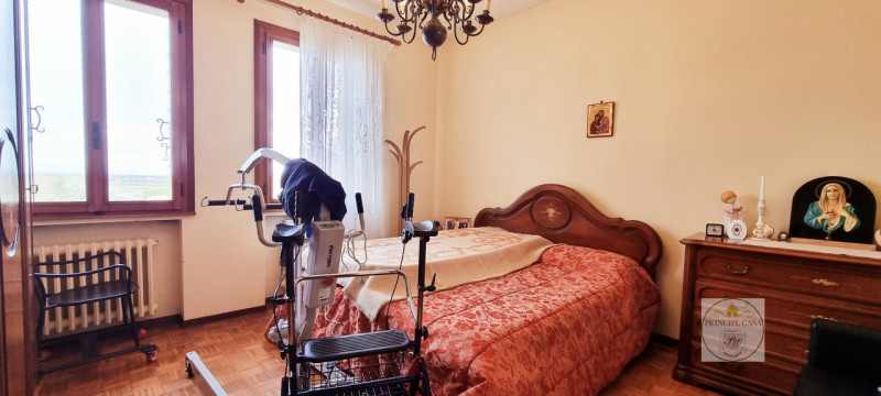 Rif. CS231 - Proponiamo Villa indipendente in posizione panoramica suddivisa in tre unità distint...