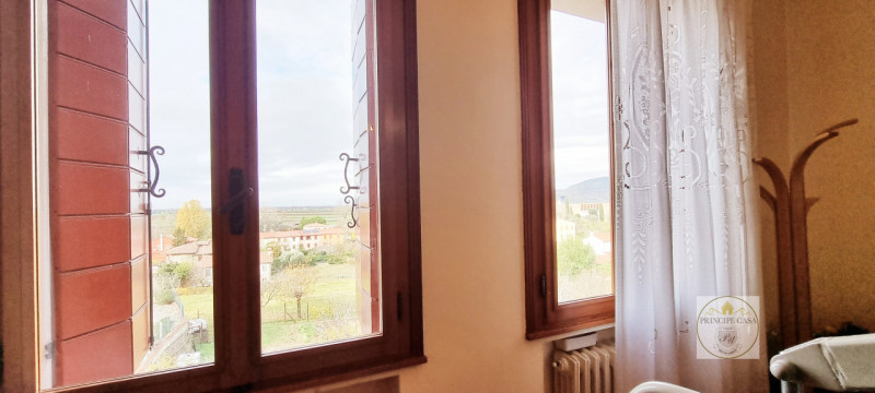 Rif. CS231 - Proponiamo Villa indipendente in posizione panoramica suddivisa in tre unità distint...