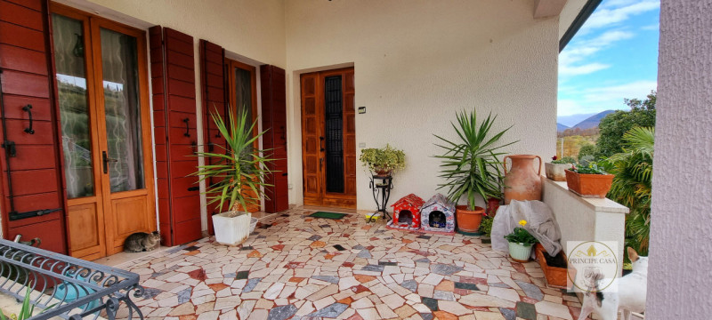 Rif. CS231 - Proponiamo Villa indipendente in posizione panoramica suddivisa in tre unità distint...