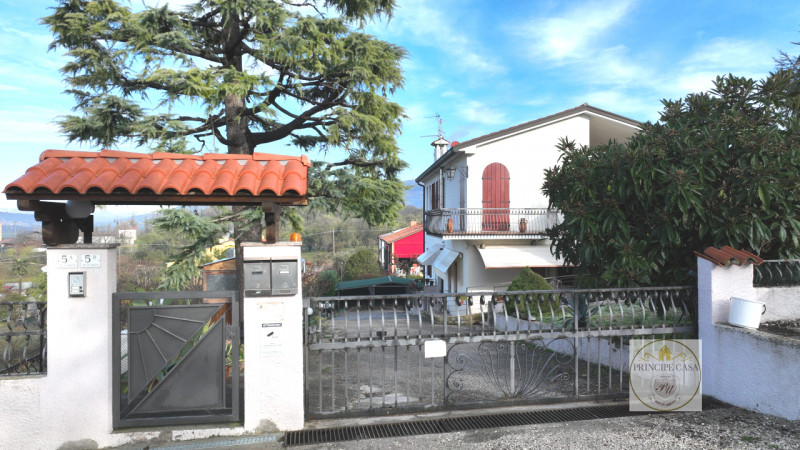 Rif. CS231 - Proponiamo Villa indipendente in posizione panoramica suddivisa in tre unità distint...